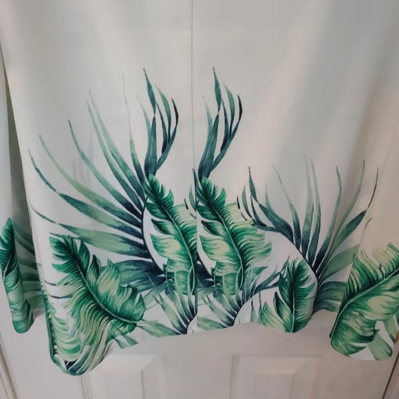 Ava & Viv Cream and Green Tropical Print Short Sleeve Blouse in Size 3X - Picture 9 of 12